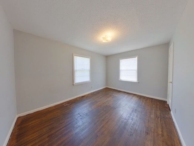 Building Photo - 1557 N Broadview Ave