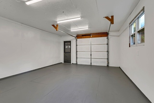 Building Photo - 9641 Meadow Ln