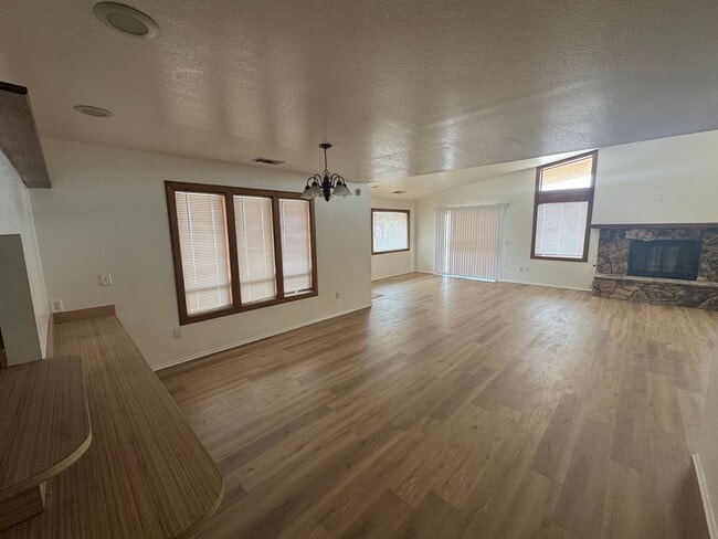 Building Photo - Beautiful home in Desert Knolls area