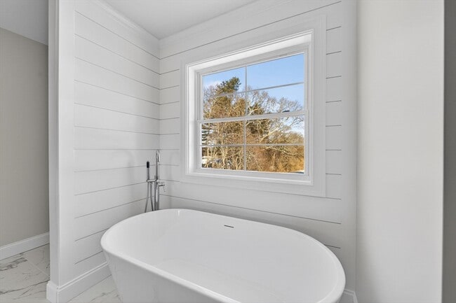 Building Photo - 3 Earle St