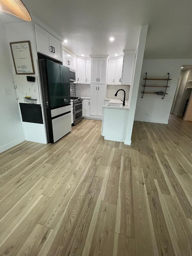 Building Photo - 785 W 19th St