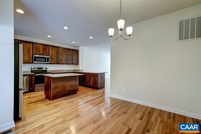 Building Photo - 2402 Winthrop Dr