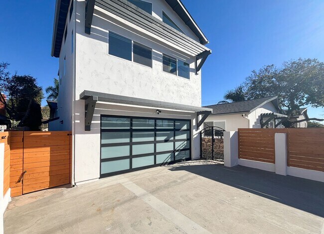 Building Photo - Encinitas studio with loft