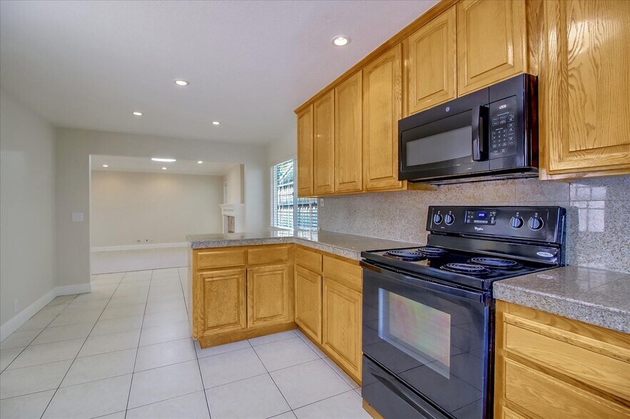 Building Photo - 6738 Tannahill Dr