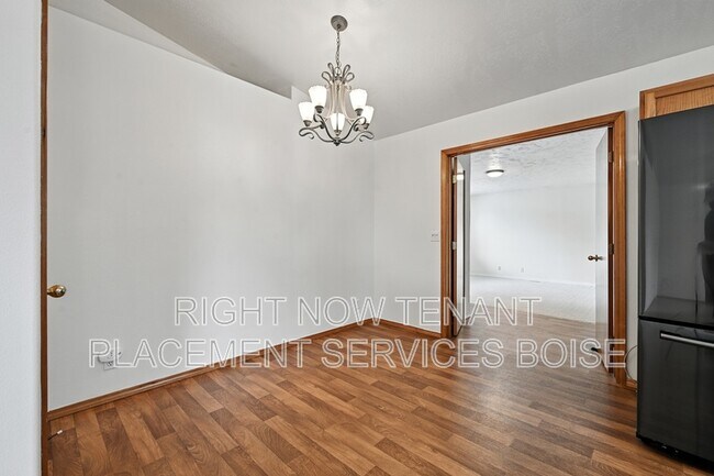 Building Photo - 5827 Orchid Wy S