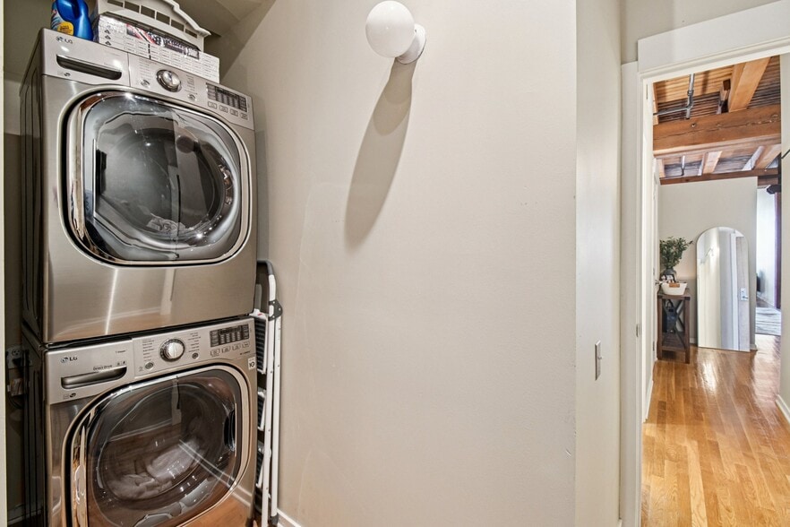 Building Photo - 333 S Desplaines St