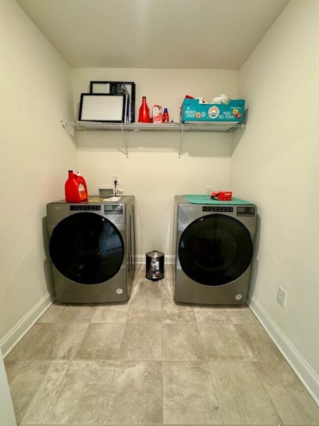 Building Photo - 5BR/4BA w/ Guest Suite + Loft in Hampton Woods