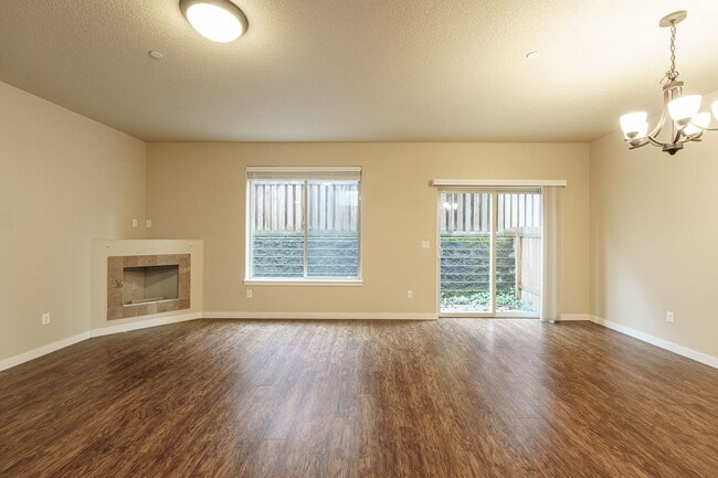 Building Photo - ASK ABOUT ONE MONTH FREE SPECIAL - Ask Us How! 3 Bedroom 2.5 Bath Townhome - Convenient Ridgefiel...