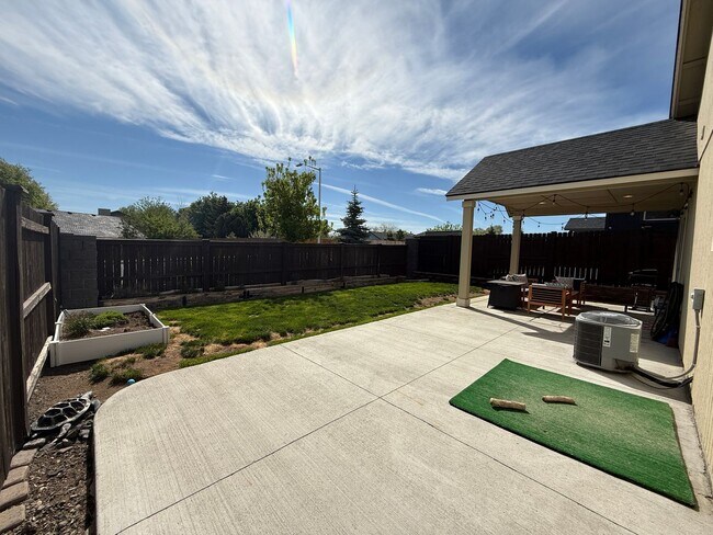 Building Photo - CHECK OUT THIS BEAUTIFUL HOME IN MAPLE MEADOWS!!