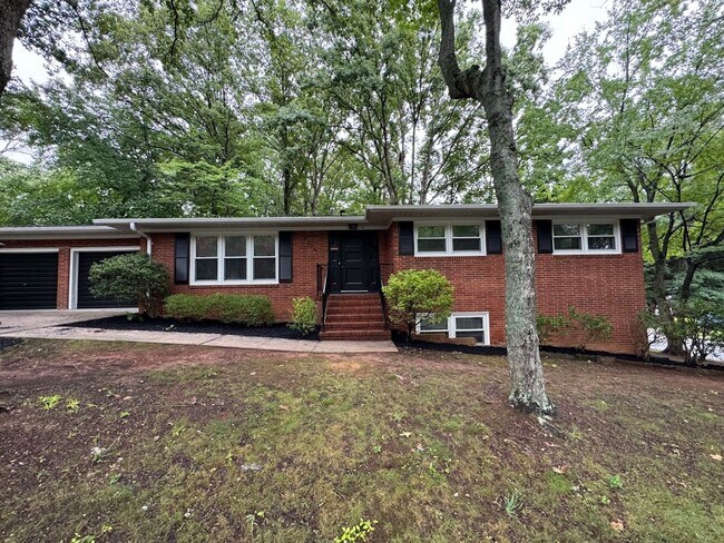 Building Photo - 2205 Hathaway Dr