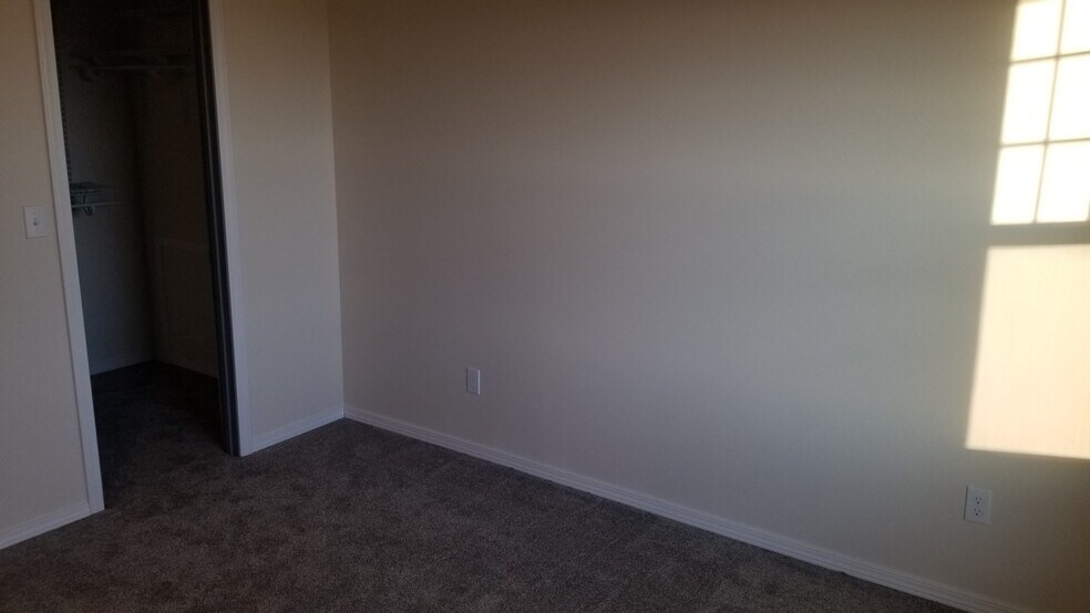 Building Photo - 1412 W Lakeside Dr