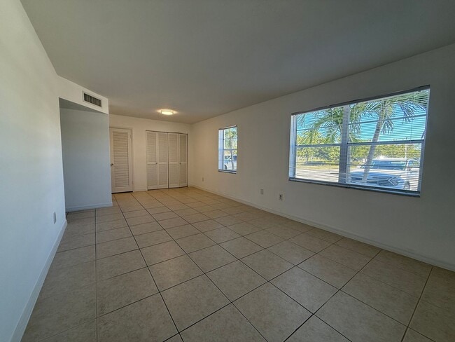 Building Photo - Freshly Remodeled - 1 Bedroom Unfurnished Condo-In Town Location-AVAILABLE NOW