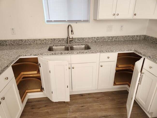 Building Photo - MODERN DECORATED HOUSE | 4 BEDROOM | 2 BATH | COVERED PATIO | CASITA WITH KITCHEN, BATH & LAUNDRY