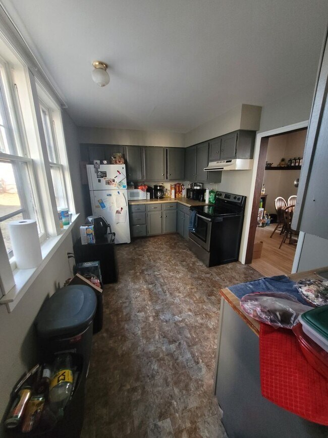 Building Photo - AVAILABLE JUNE - 3 Bed 1 Bath w/ Bonus Att...