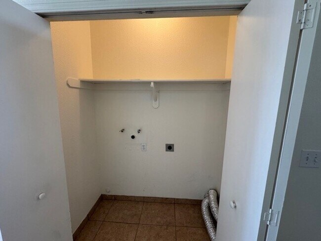 Building Photo - 2834