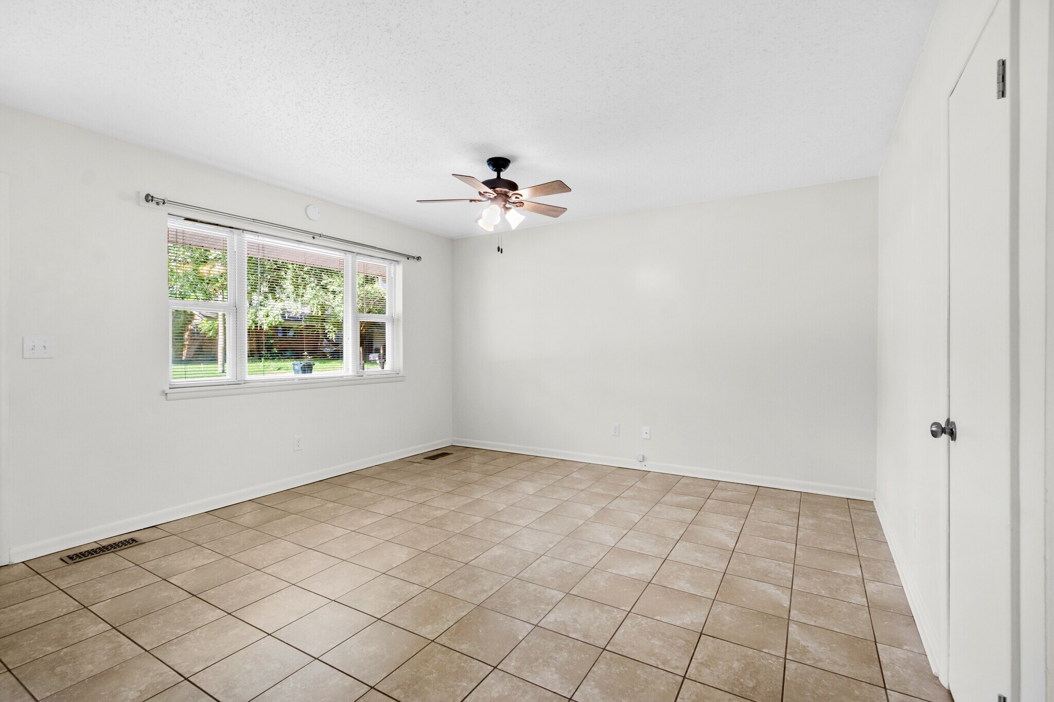 Building Photo - 840 W Davis St