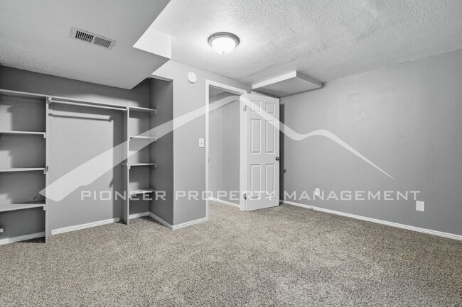 Building Photo - Spacious Townhouse with Central AC and Washer/Dryer