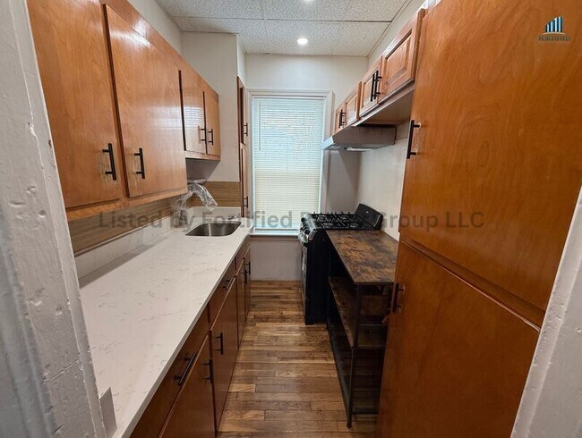 Building Photo - 42 Kilburn St