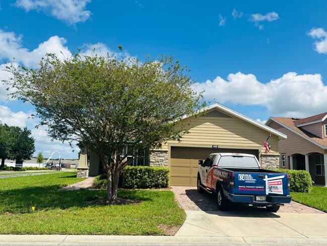 Building Photo - Beautiful movie in ready, large 2/2 in Ocala Preserve - All ages