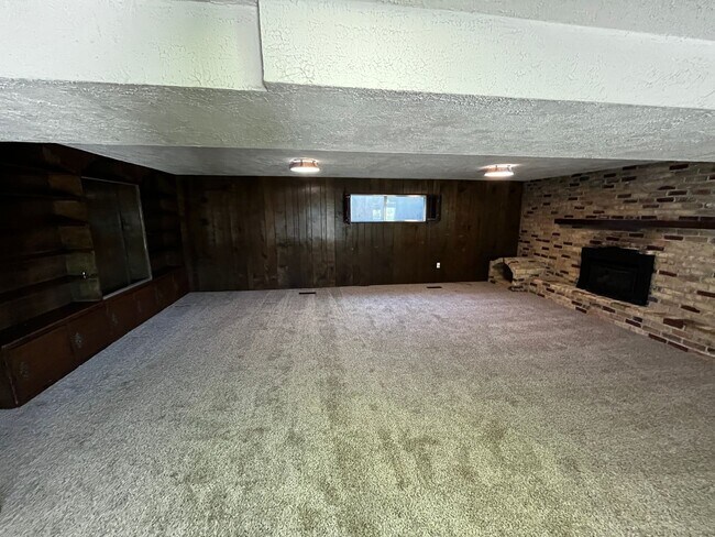 Building Photo - Beautiful 6 Bedroom/4 Bathroom in Centerville