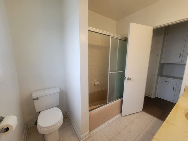 Building Photo - 920