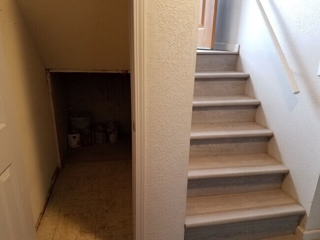 Building Photo - House For Lease