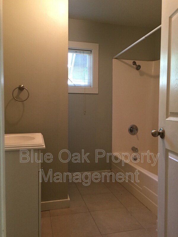 Building Photo - 1305 Chestnut St