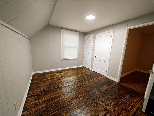 Building Photo - Beautifully updated home in U of M!