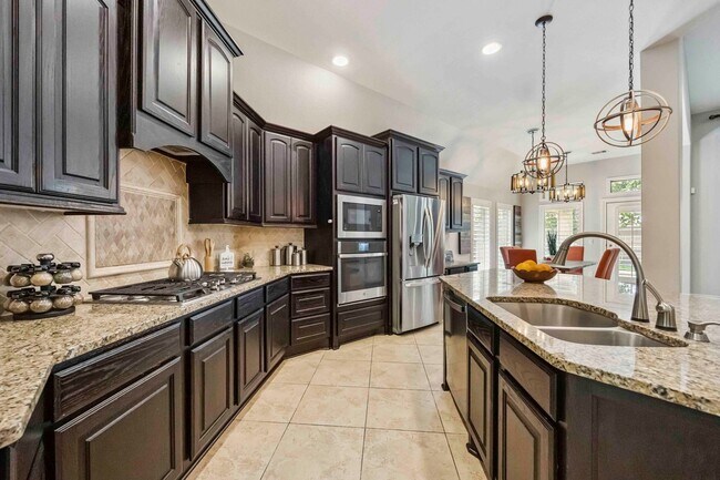 Building Photo - Beautifully maintained 4-beds, 3-bath, 3 c...