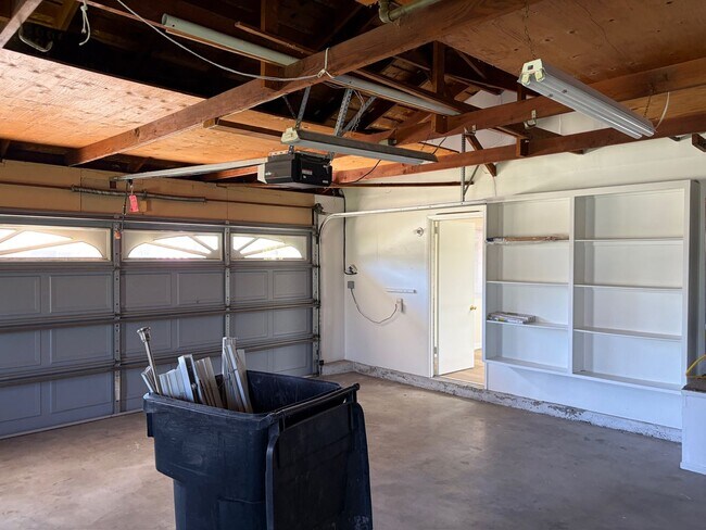 Building Photo - Spacious Single Family Home with Yard