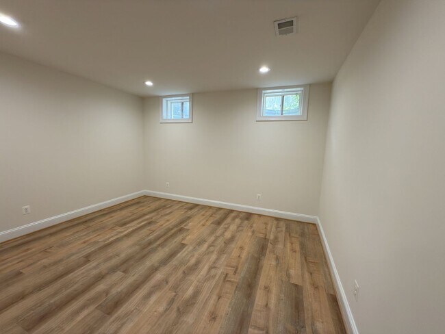 Building Photo - Spacious 4 Bed 5.5 Bath Home in Annandale,...