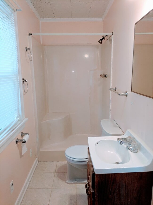 Building Photo - Spacious 3bdrm/2bth Home Located in a Well Established Neighborhood in Richmond's West End  Conve...