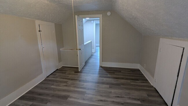 Building Photo - Discover this newly renovated 3-bedroom, 1-bath home in Akron