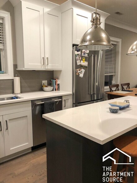 Building Photo - 875 W Lill Ave