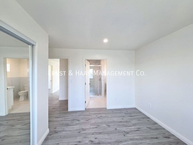 Building Photo - 1320 Lewis Ave