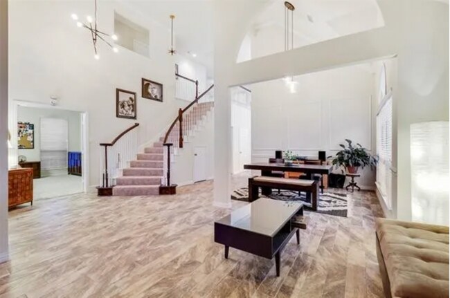 Building Photo - 8925 Lakewood Dr