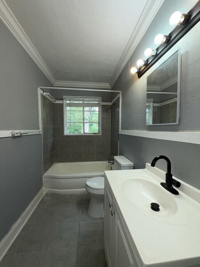 Building Photo - 3030 Oak Forest Dr