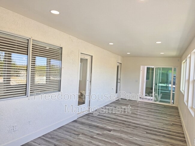 Building Photo - 3630 E Vineyard Dr N