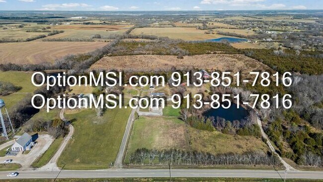 Building Photo - Country Charm Just Minutes From Lawrence!