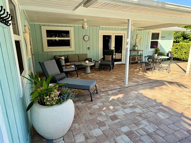 Building Photo - 1945 Anglers Cove