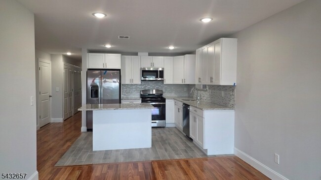 Building Photo - 465 Hawthorne Ave