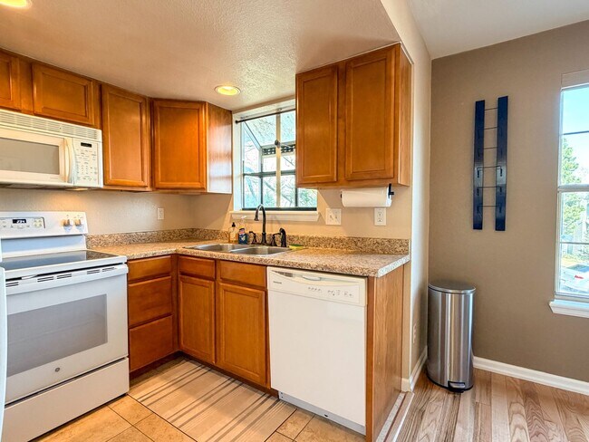 Building Photo - Open and Bright Corner Unit