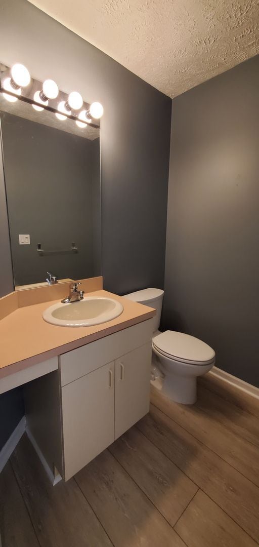 Building Photo - Lakefront End-Unit Condo with Crystal Lake...