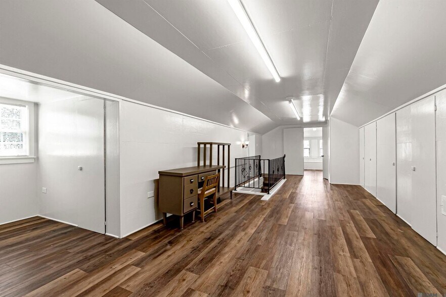 Building Photo - 222 E Sanders St