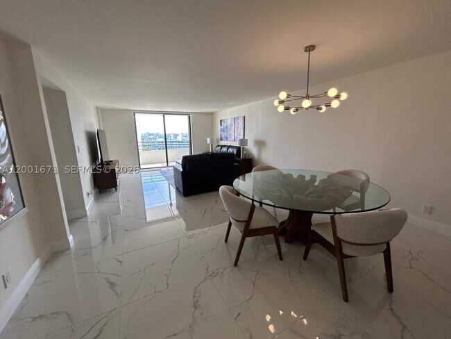 Building Photo - 2500 Parkview Dr