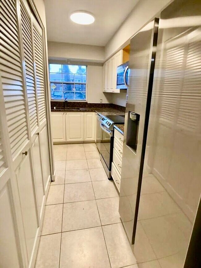 Building Photo - 413 N Cypress Dr