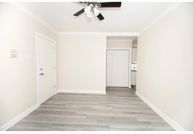 Building Photo - 837.5 W Cornelia Ave