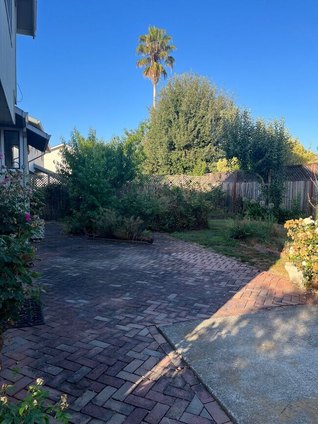 Building Photo - *Holiday Move In Special, $500 Off First Month's Rent! Large 4 bedroom/ 2.5 Bathroom Home for Ren...