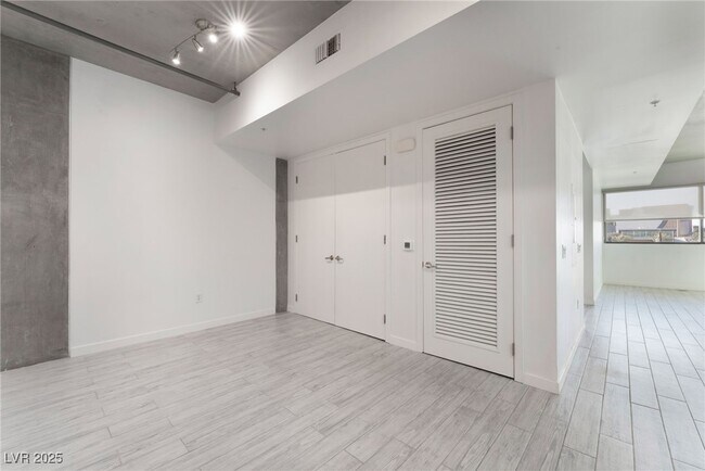 Building Photo - 353 E Bonneville Ave