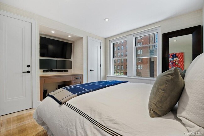 Building Photo - 433 W 34th St.